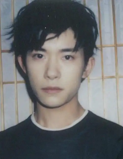 易烊千玺拍立得男孩