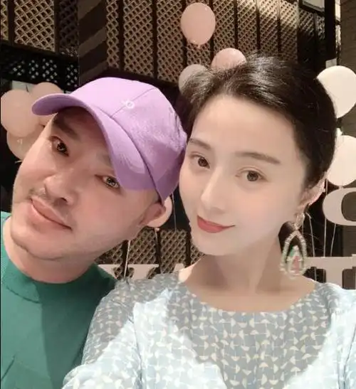 范冰冰穿金戴银参加活动超显气质男友人一把牵着她的手似恋人