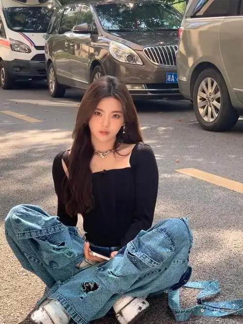 杨超越黑色方领上衣搭破洞牛仔裤街头随拍 蹦跳可爱尽显青春活力