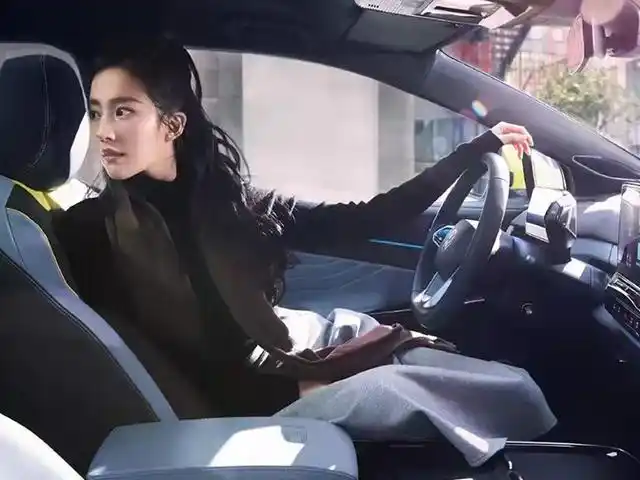 刘亦菲开车照片曝光,握方向盘动作引起热议,网友:一看就是新手