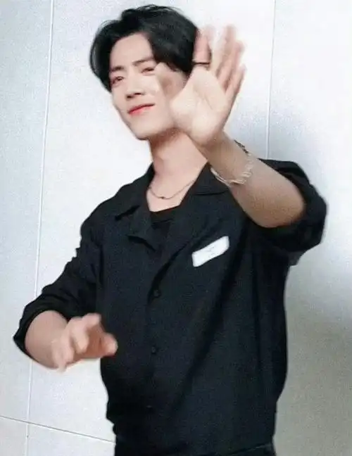 还没找到我宝贝",视频中的肖战听着这样的背景歌词,还是有点忍俊不禁