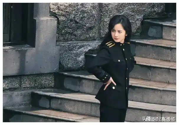 同样是演狠戾"女特务",把杨幂,王鸥放在一起看,差距就出来了