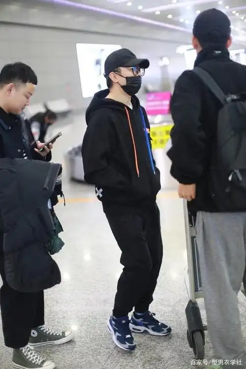 杨迪低调穿搭现身机场,173身高被拍成了"小矮人",摄影师够狠