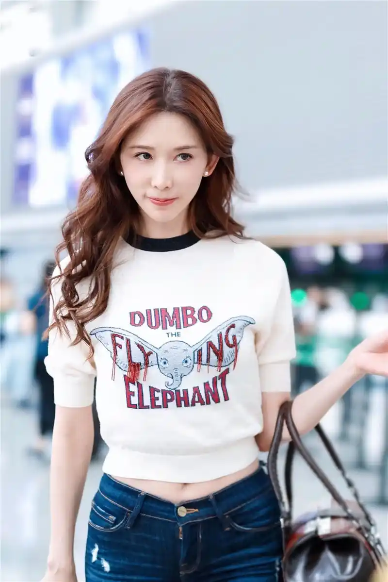 45岁林志玲不得了,穿紧身牛仔裤小秀腰臀比,这身材真实存在吗?