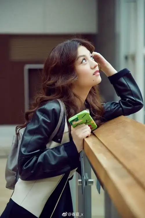 组图:春夏波浪小卷发可爱十足 穿超短裙大秀纤细长腿 : 春夏晒出一组