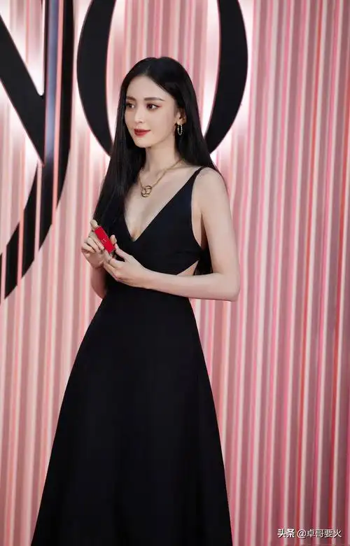 古力娜扎不愧是异域风情的大美女,穿抹胸吊带太显嫩,造型感绝了