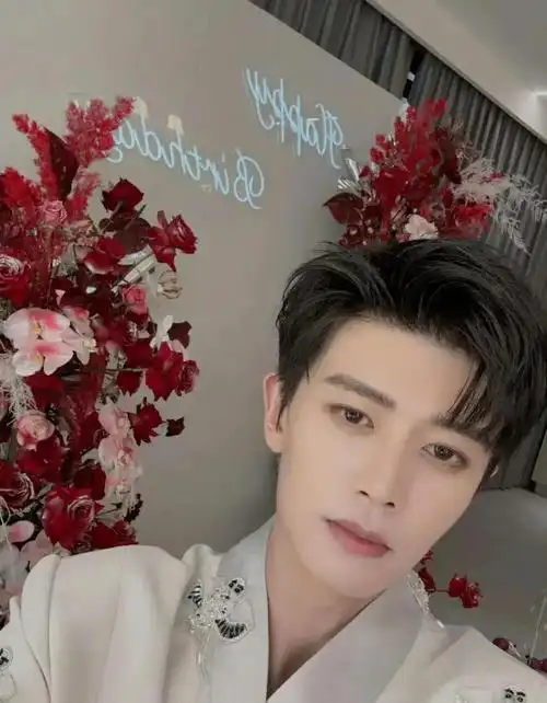 任嘉伦烈焰开播国超你又帅回来啦