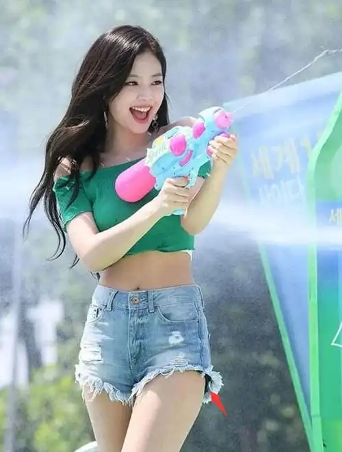 jennie这心是有多大超短裤都齐大腿根了她还要穿出门
