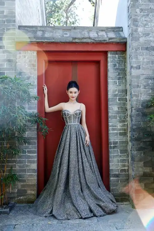 蒋依依超话jyy#蒋依依京城胡同秋日游记#蒋依依身穿细钻吊带长裙礼服