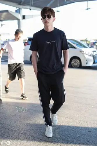 邓伦现身机场,帅气白皙阳光,太迷人了,"柏海"视觉手捧鲜花呢