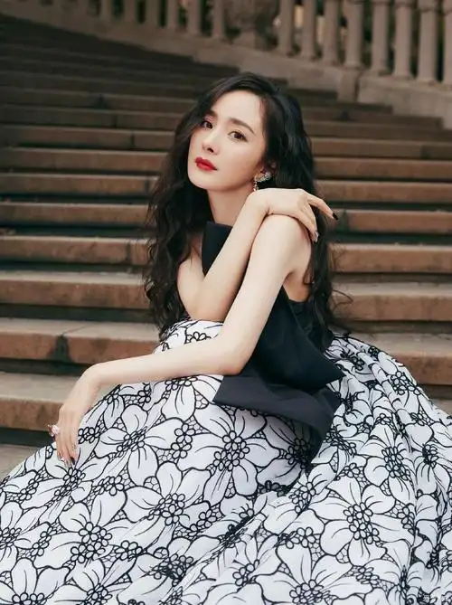 杨幂蝴蝶结印花裙秀身材大秀性感事业线