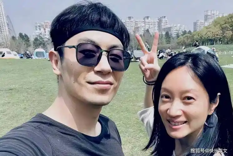 原创38岁朱亚文全家露营大1岁娇妻沈佳妮长腿抢眼两女儿乖巧可爱