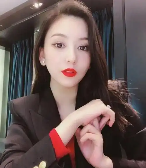 潘玮柏老婆晒自拍无名指高调秀婚戒网友缺啥晒啥