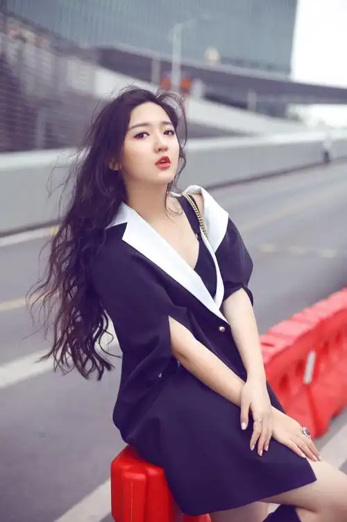 超女亚军方圆时尚街拍写真 俏皮帅气 冷艳鬼马