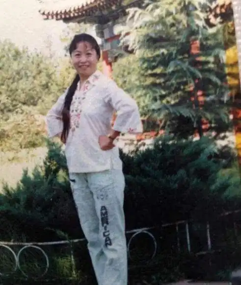 张少华年轻时的身材也是很不错的.