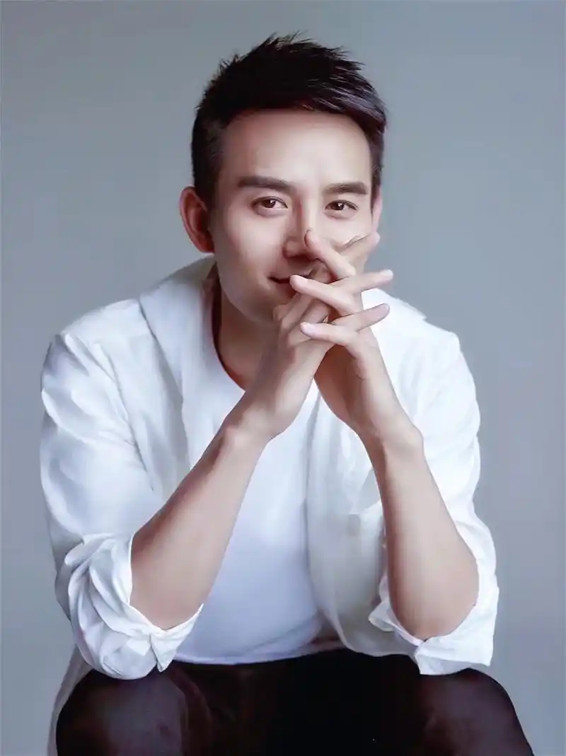 干净整洁永不过时的白衬衣.#王凯 #遇见璀璨的你越看越上头  - 抖音