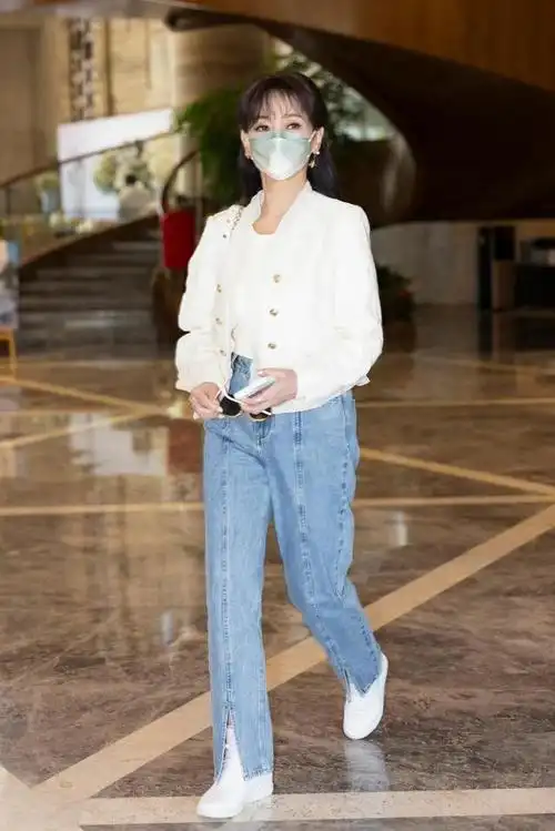 69岁赵雅芝真时尚,白色小香风外套搭牛仔裤,清爽又减龄!