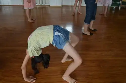 在志愿者的帮助下脱下鞋子,小心翼翼地走进教室