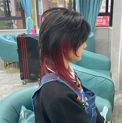 ins风女生狼尾发型 时尚艳压身边的男生_2023年流行发型 - 美发站