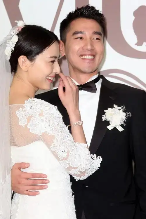 赵又廷高圆圆街头秀恩爱,一家三口当街搂肩吻,已婚十年感情甜蜜