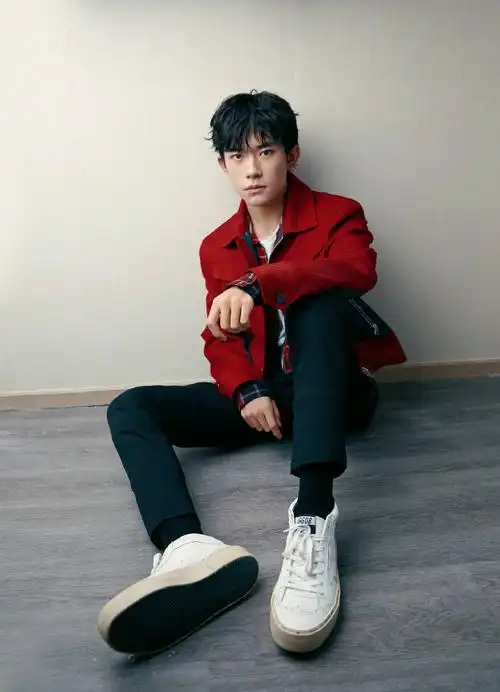 拼色短款夹克叠穿格纹衬衫,简单白t,黑色牛仔裤,白色运动鞋,他就是能