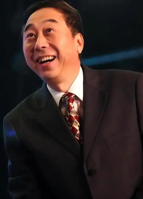 他是春晚"钉子户",却因当县长妻离子散,64岁为谋生在节目晕倒|相声