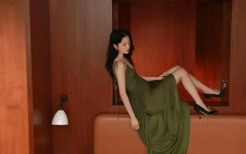 欧阳娜娜吊带裙性感写真桌面壁纸