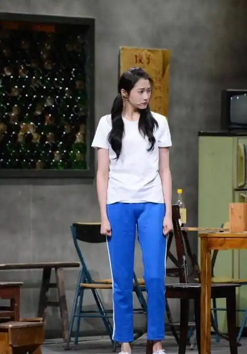 当天关晓彤还是一身校服的造型,白短袖搭校服裤,一下子仿佛