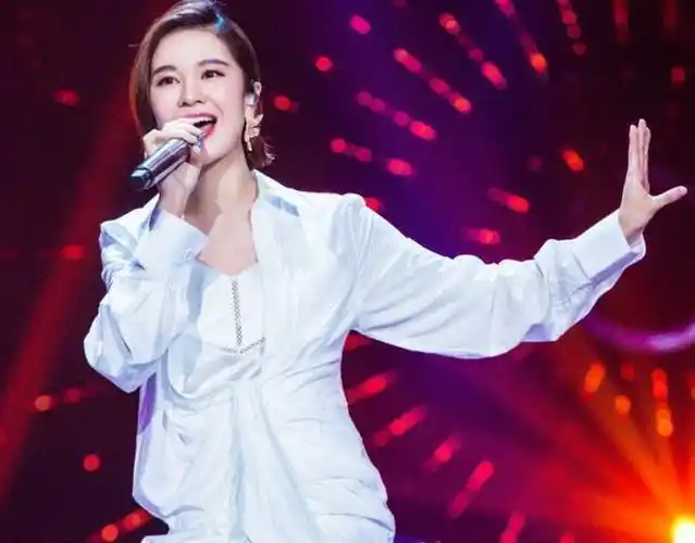 实力唱将郁可唯:40岁仍未婚,逼婚未果父亲被急出病