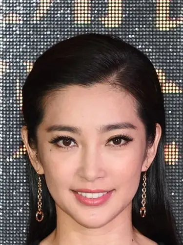 而且这款发型露出了章子怡饱满的额头,让本来很突出的颧骨也被弱化.