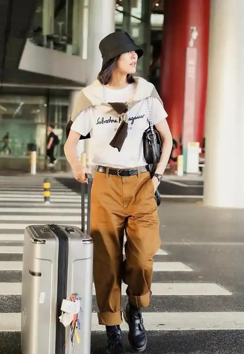 大表姐刘雯堪称穿搭教科书工装裤搭配渔夫帽帅气模样无人能敌