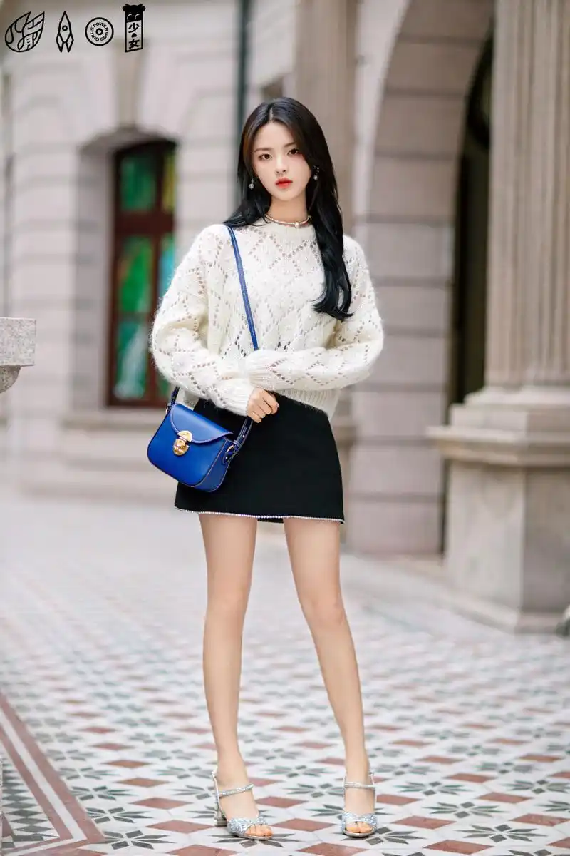 "村姑娘"杨超越真会穿,针织衫配红色短裙,穿出时装周模特范