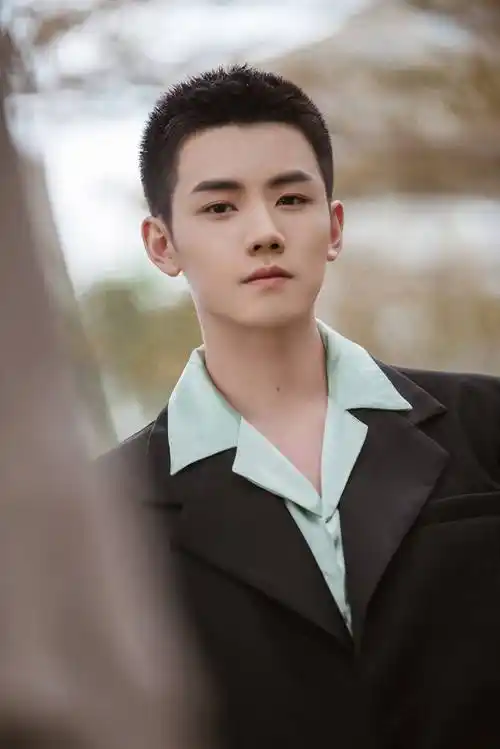 任豪方回应做核酸插队遭斥脚扭伤且获防疫人员同意