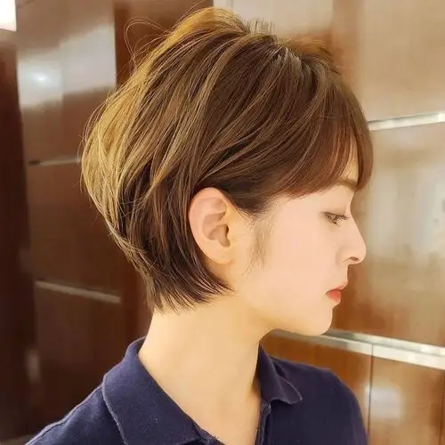 今天推荐的第二种发型就是立体别耳短发,我们看一个发型是否立体,从