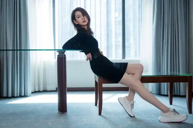 哥蚂蚁腰和白到发光的大长腿,分分钟感受到心动的感觉78@戚薇工作室