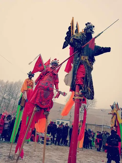 社火中踩高跷者