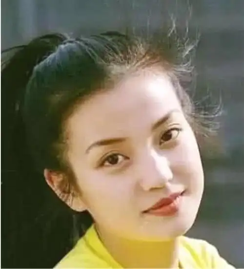 难怪黄晓明上大学时那么"迷恋"赵薇,看到照片以后全明白了