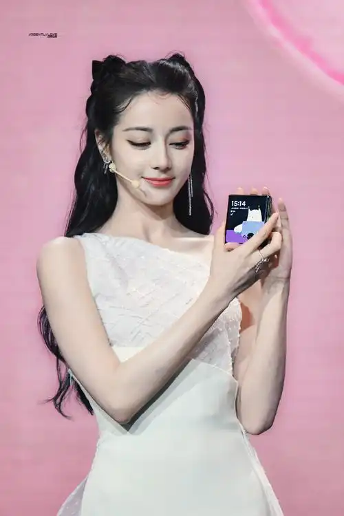 迪丽热巴今年第13套高定##迪丽热巴这发际线