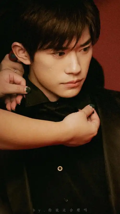 易烊千玺黑西装抓拍