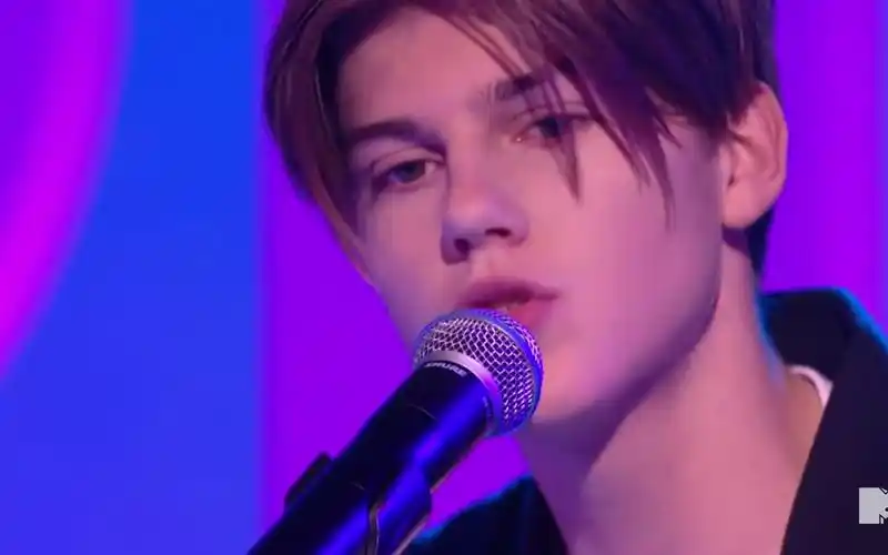 【ruel】单曲younger 纽约mtv现场,15岁澳大利亚小帅哥,超级好看的