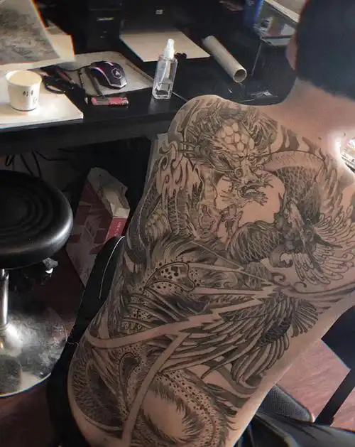 满背龙凤纹身图片_背部新传统纹身图案