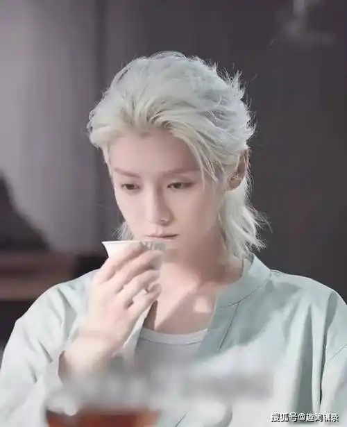 鹿晗34岁带货引争议,形象变化被指"撞脸"65岁刘雪华