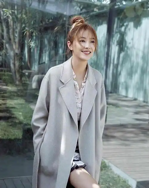 陈小春同款潮流服装搭配(陈小春和老婆并排而坐深情对视)(6)