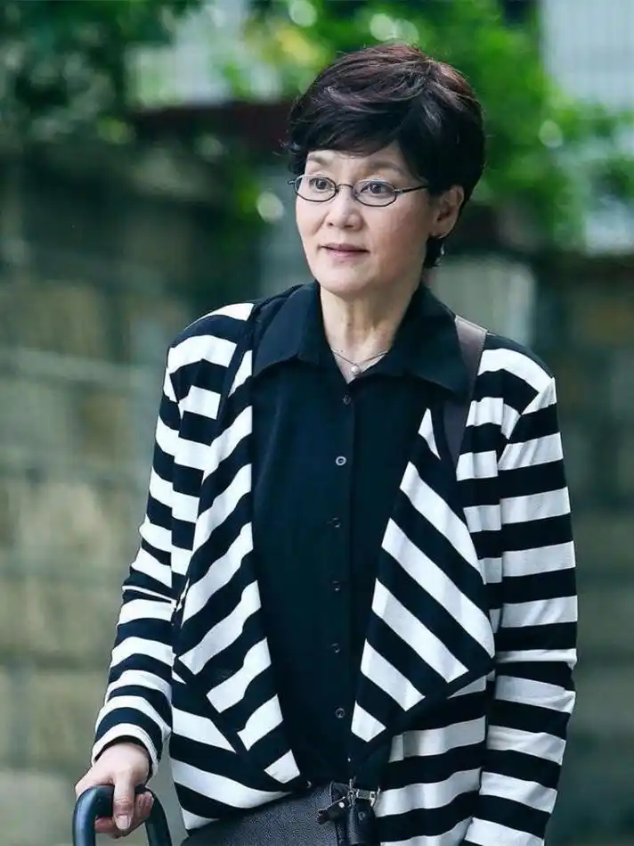 看看自然老去的潘虹,你才明白女人还是发型决定了气质