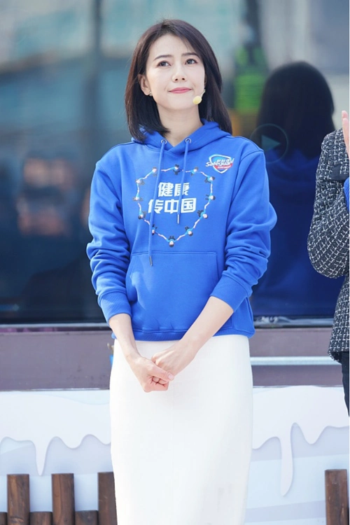 高圆圆真是清纯到骨子里穿烂大街的蓝卫衣照样能有女明星魅力