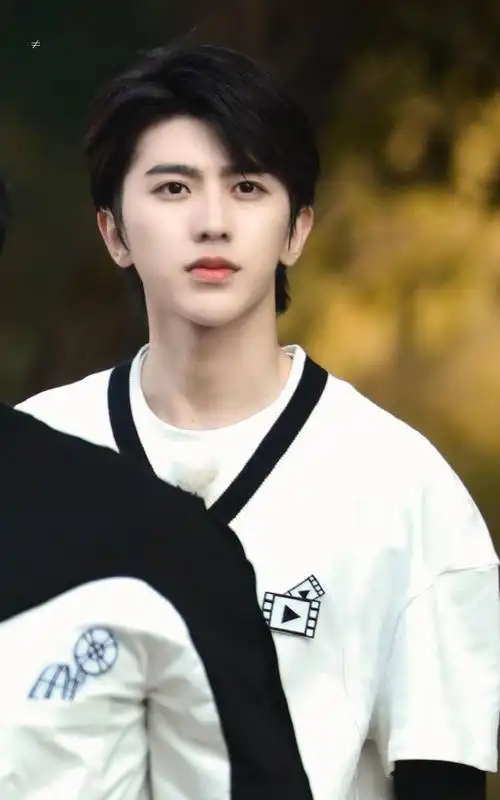 燕尾服长腿王子和校草学长我都要了~蔡徐坤《奔跑吧》杭州路透美颜