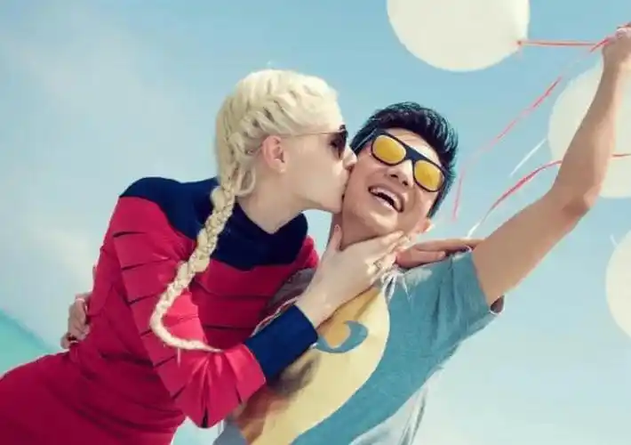 原创撒贝宁携妻女游西安李白穿汉服像极了杨贵妃粉丝一直追着拍照