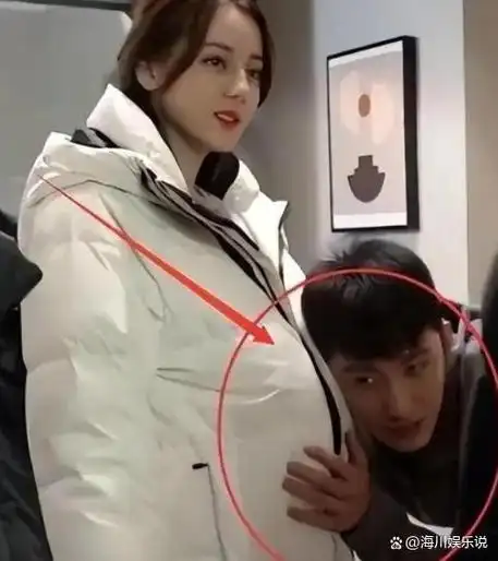 迪丽热巴的爸爸参加活动,和美女亲切合影,身材高大圆脸不像热巴