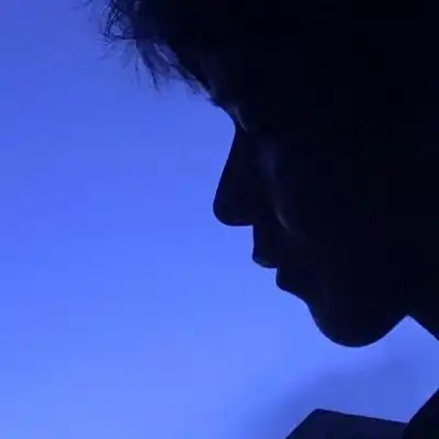 低头头像男,男生头像图片