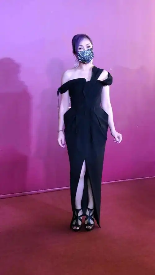 杨千嬅哪有奔五的样?穿黑色礼裙配紫色染发,优雅高级又不失潮范